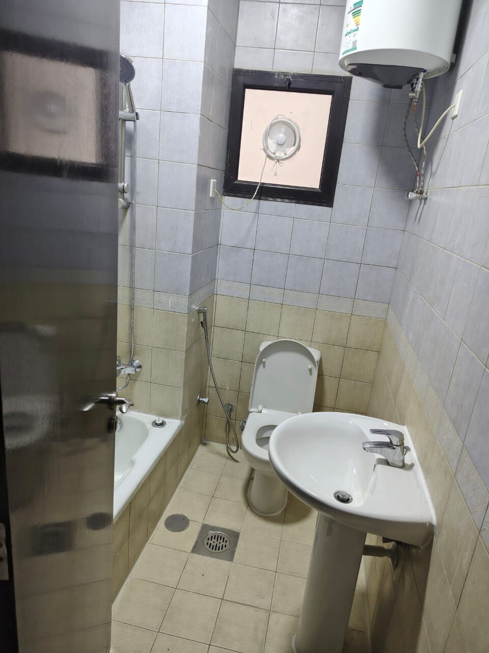 Riyadh, Rooms for Rent, SAR 5500/month,  1 Room For Rent With Wash Room Sharing Kitchen