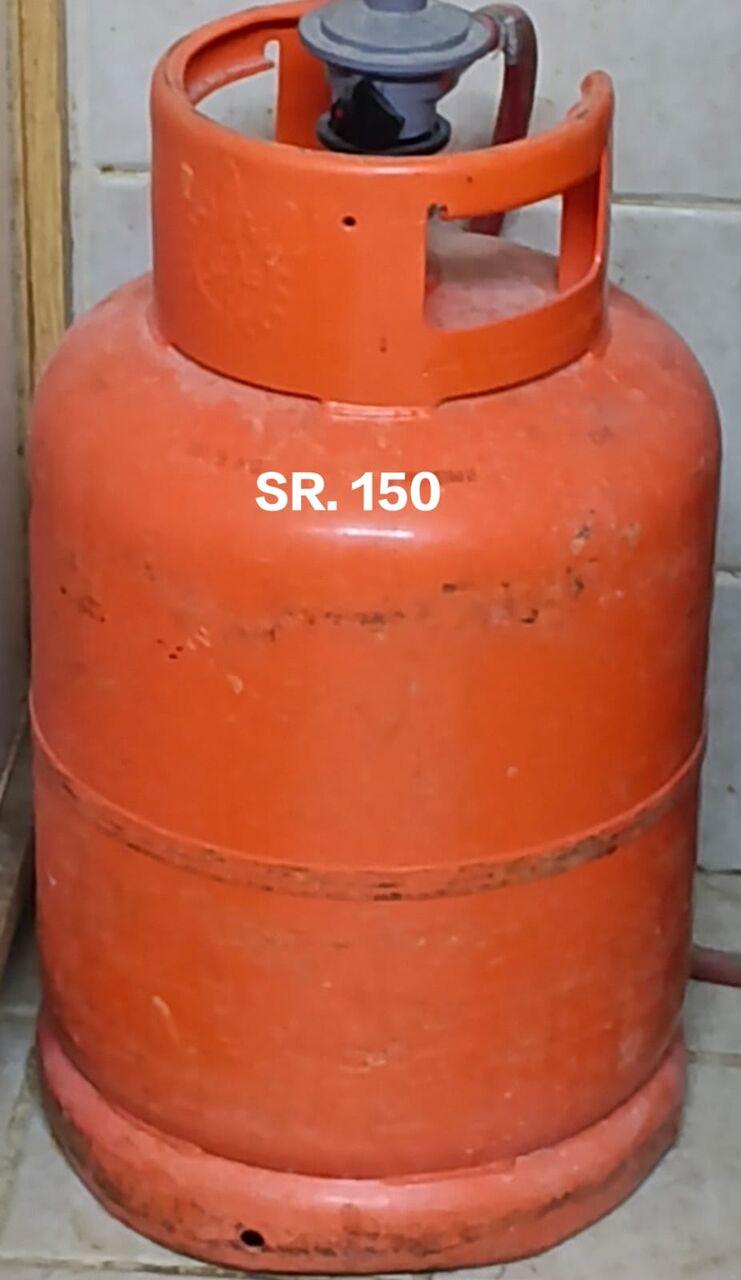 Riyadh, Household Items, SAR 12345,  Sale 4 Burner Gas Cooker And Cylinder