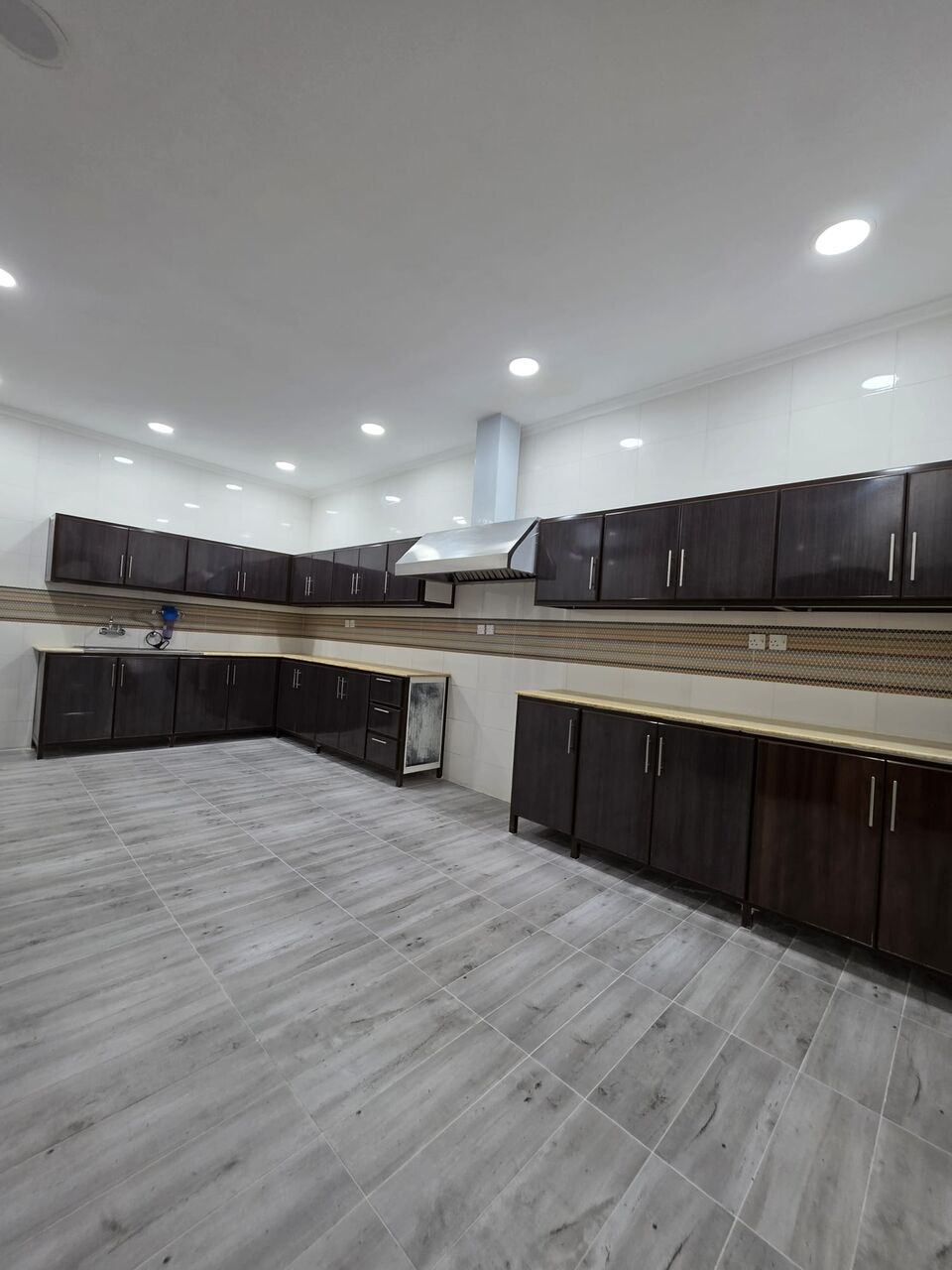 Funaitees, Apartments, Flats, Houses & Villas, KWD 900/month,  5 BR,  Floor For Rent In Al-Funaitees With A Private Entrance