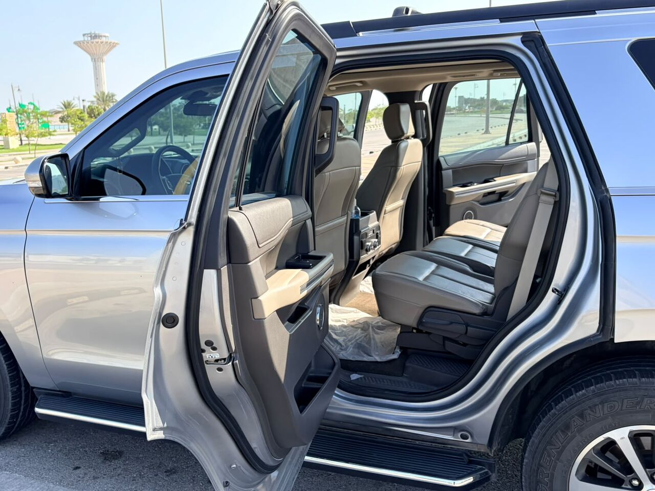 Dammam, Vehicles, Cars & Trucks , SAR 159,  Ford Expedition XLT, 7-Seater Family SUV,  2020,  Automatic,  172700 KM,  FORD EXPEDITION - XLT