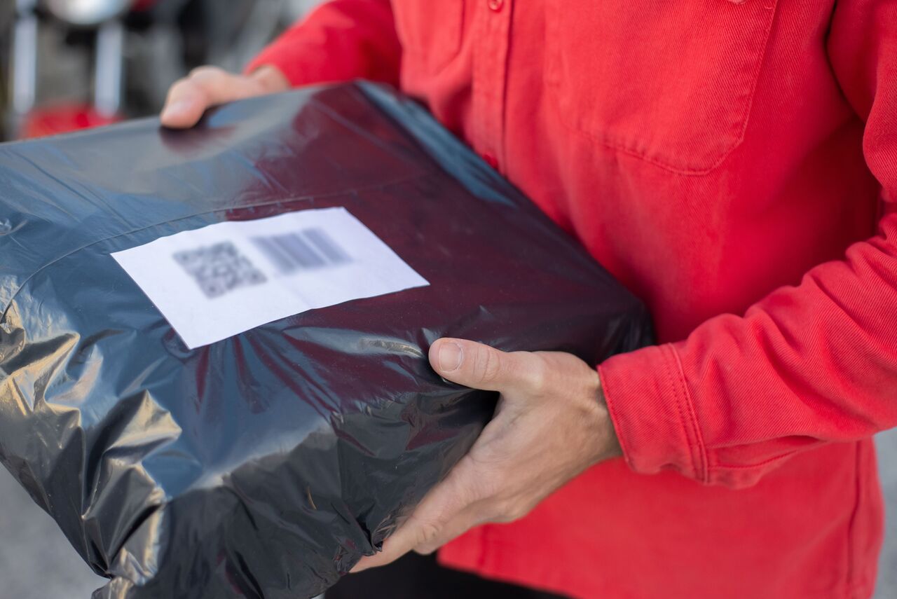 London, Delivery, Trakiin Keeping Track Of Parcels Sent To Different Addresses