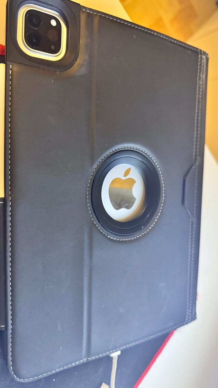 Riyadh, Tablet Computers, SAR 3200,  Apple IPad Pro 11&rdquo; (4th Gen) 256GB Silver + Pencil 2 + Bluetooth Keyboard Case - Mint!