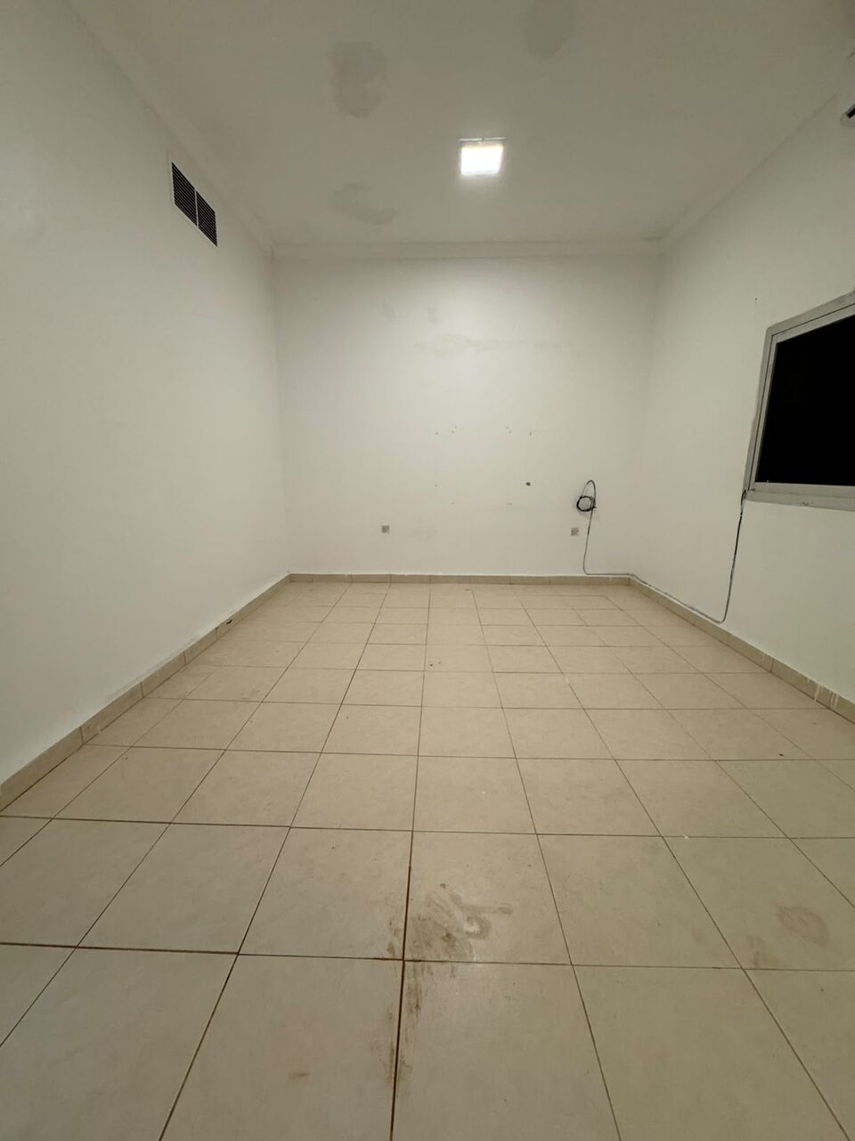 Salwa, Apartments, Flats, Houses & Villas, KWD 650/month,  5 BR,  For Rent In Salwa: Second-floor Unit With An Elevator. It Features A Large Living Area,