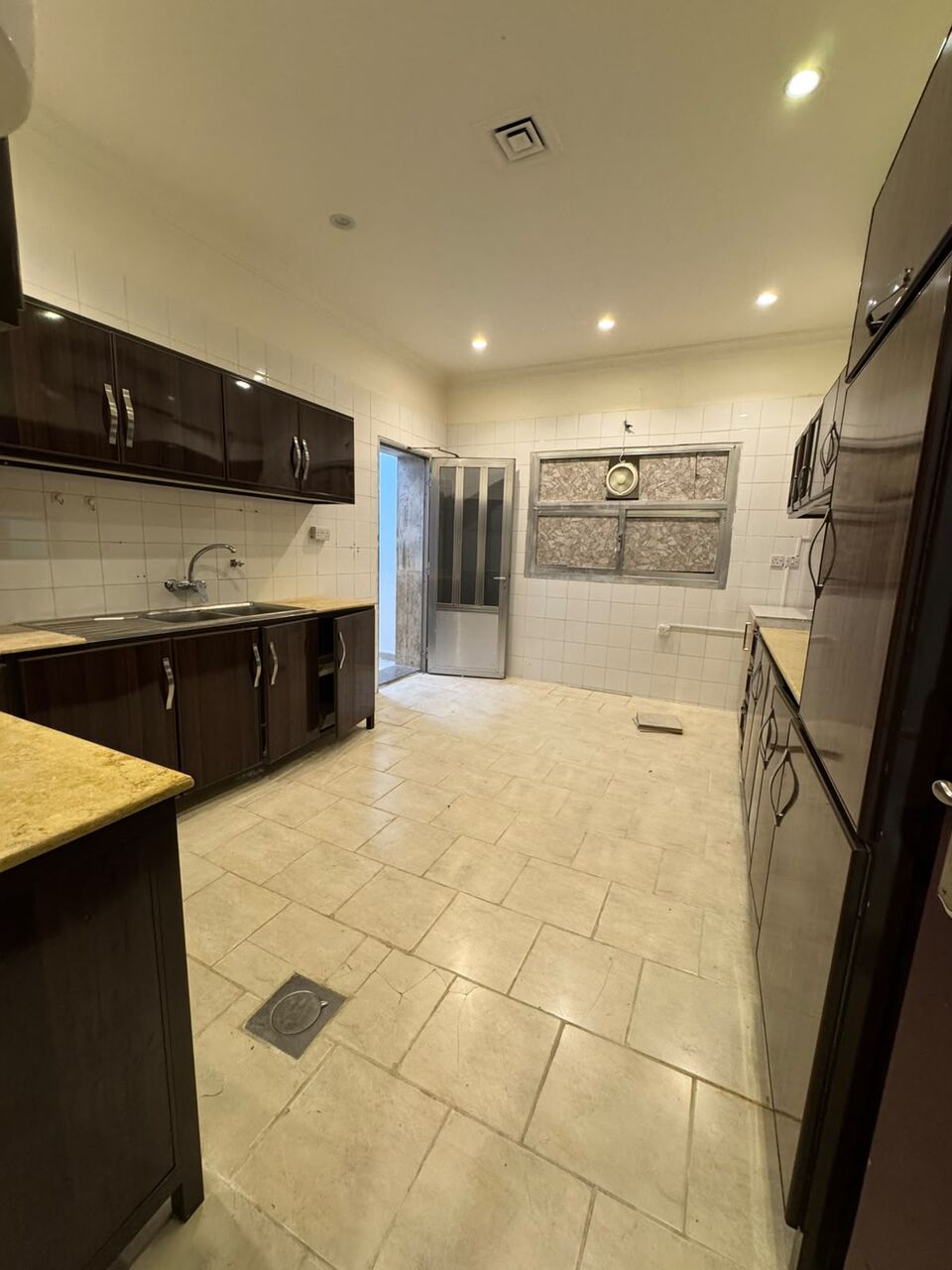 Salwa, Apartments, Flats, Houses & Villas, KWD 650/month,  5 BR,  For Rent In Salwa: Second-floor Unit With An Elevator. It Features A Large Living Area,