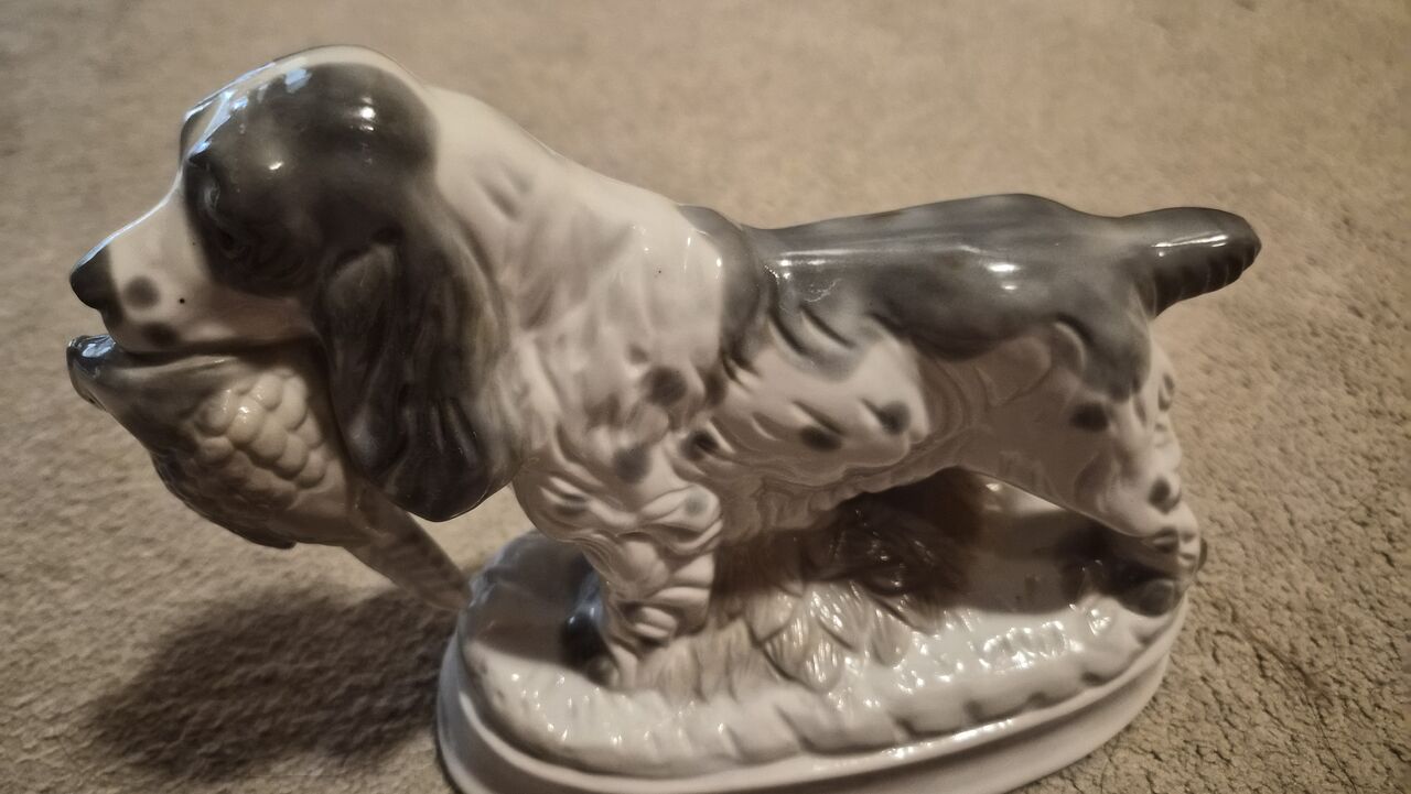 Riyadh, Collectibles, SAR 100,  Vintage Porcelain Hunting Dog