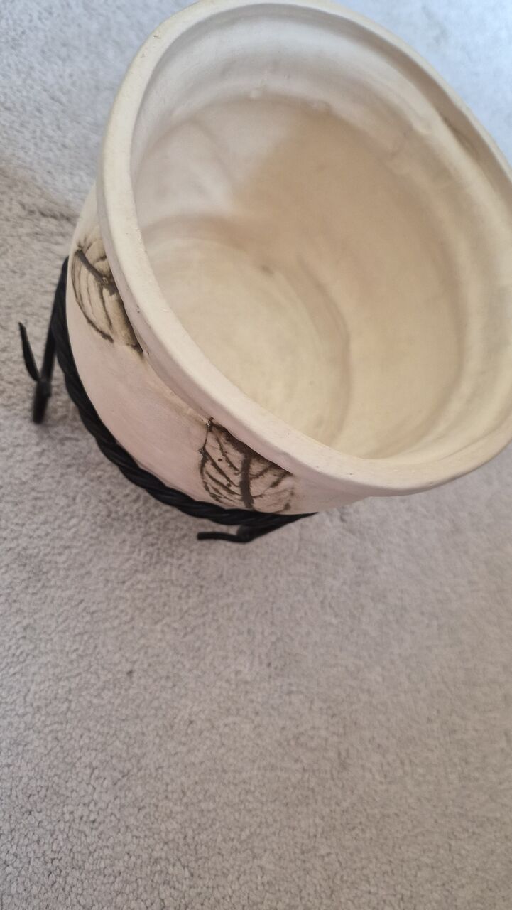 Riyadh, Collectibles, SAR 50,  Pottery Pot With Black Stand