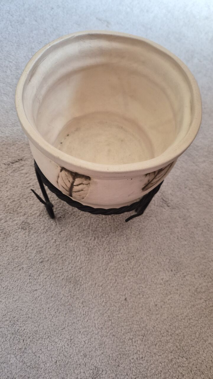 Riyadh, Collectibles, SAR 50,  Pottery Pot With Black Stand