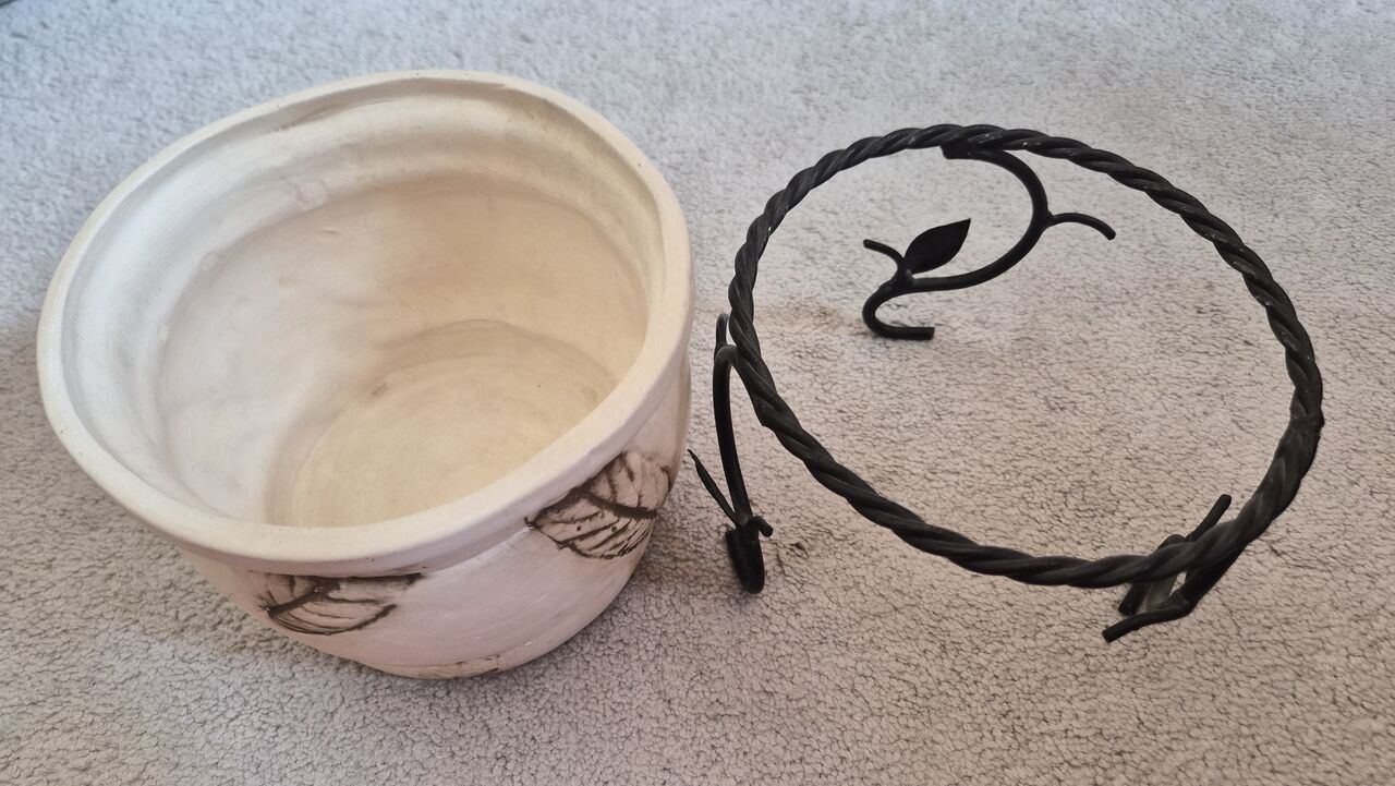 Riyadh, Collectibles, SAR 50,  Pottery Pot With Black Stand
