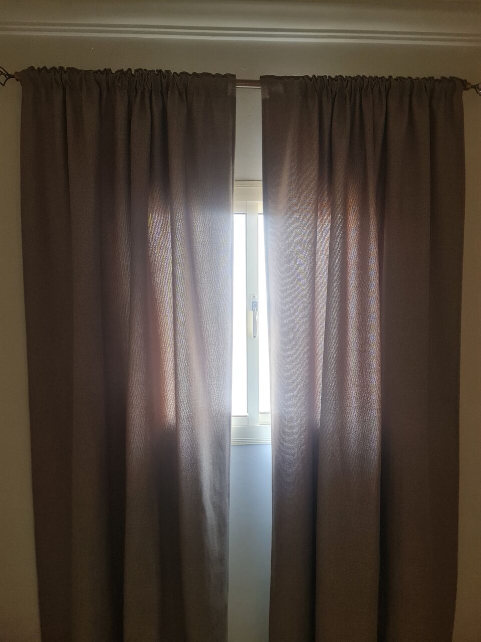 Jeddah, Furniture, SAR 900,  Seats Set Neat And Almost New, And Coffe Table And Curtain
