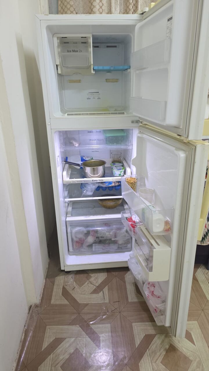 Al Malaz, Household Items, SAR 450,  Samsung Fridge 240ltr Double Door Good Working Condition-450 SAR