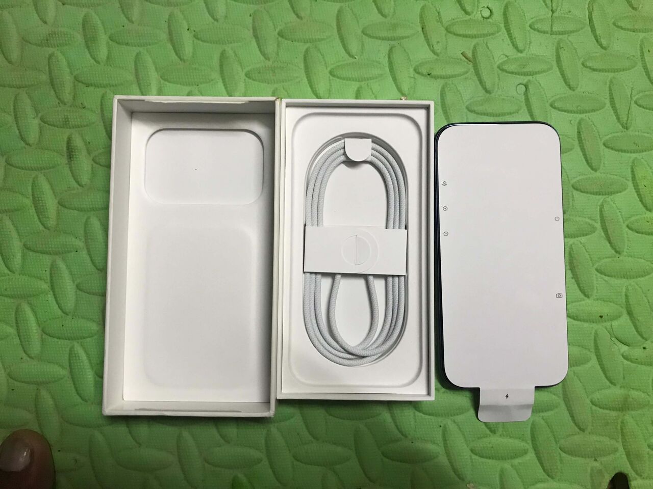 Riyadh, Mobile Phones, SAR 2500,  Brand New IPhone 17 Pro 256gb Sim Locked Stuck On Activation Can Be Use For Parts Or U Can