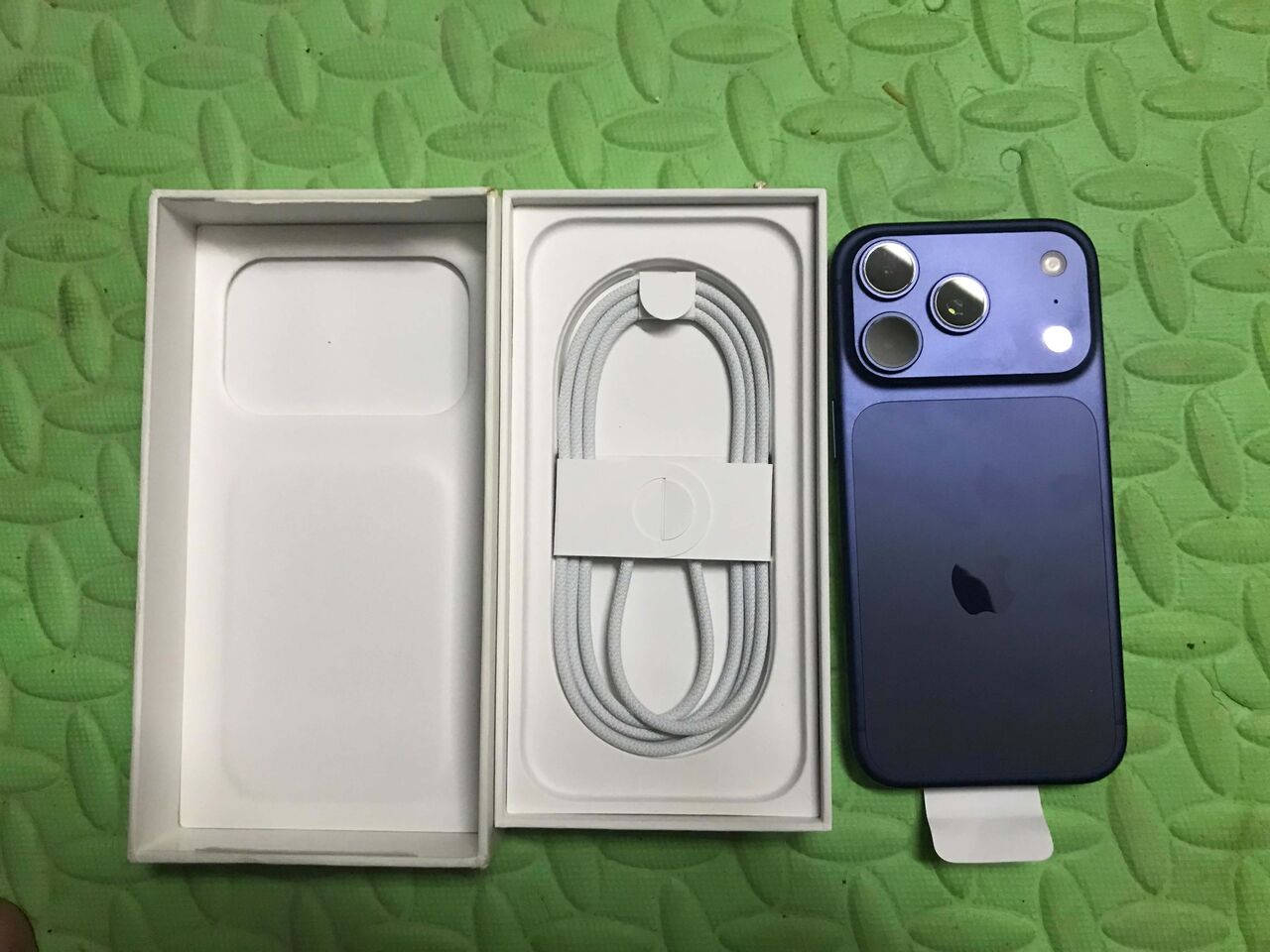 Riyadh, Mobile Phones, SAR 2500,  Brand New IPhone 17 Pro 256gb Sim Locked Stuck On Activation Can Be Use For Parts Or U Can