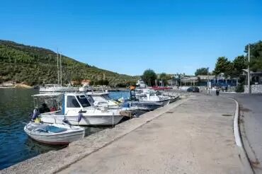 New York, Business, Reliable Boat Lifts Plymouth MA For Safe Boat Storage