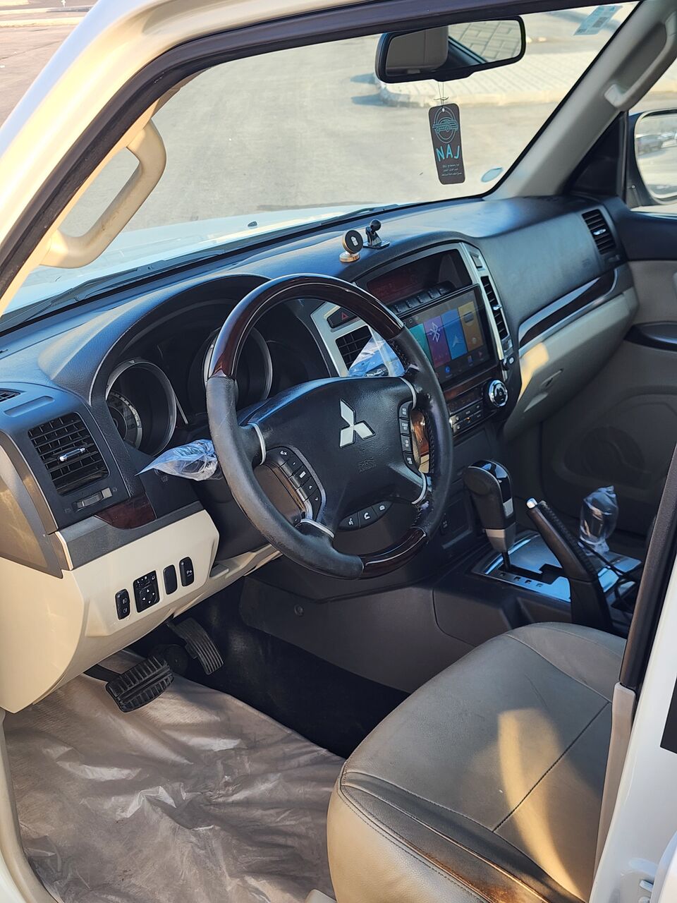 Riyadh, Vehicles, Cars & Trucks , SAR 44000,  Mitsubishi Pajero,  2017,  Automatic,  292 KM,   For Sale
