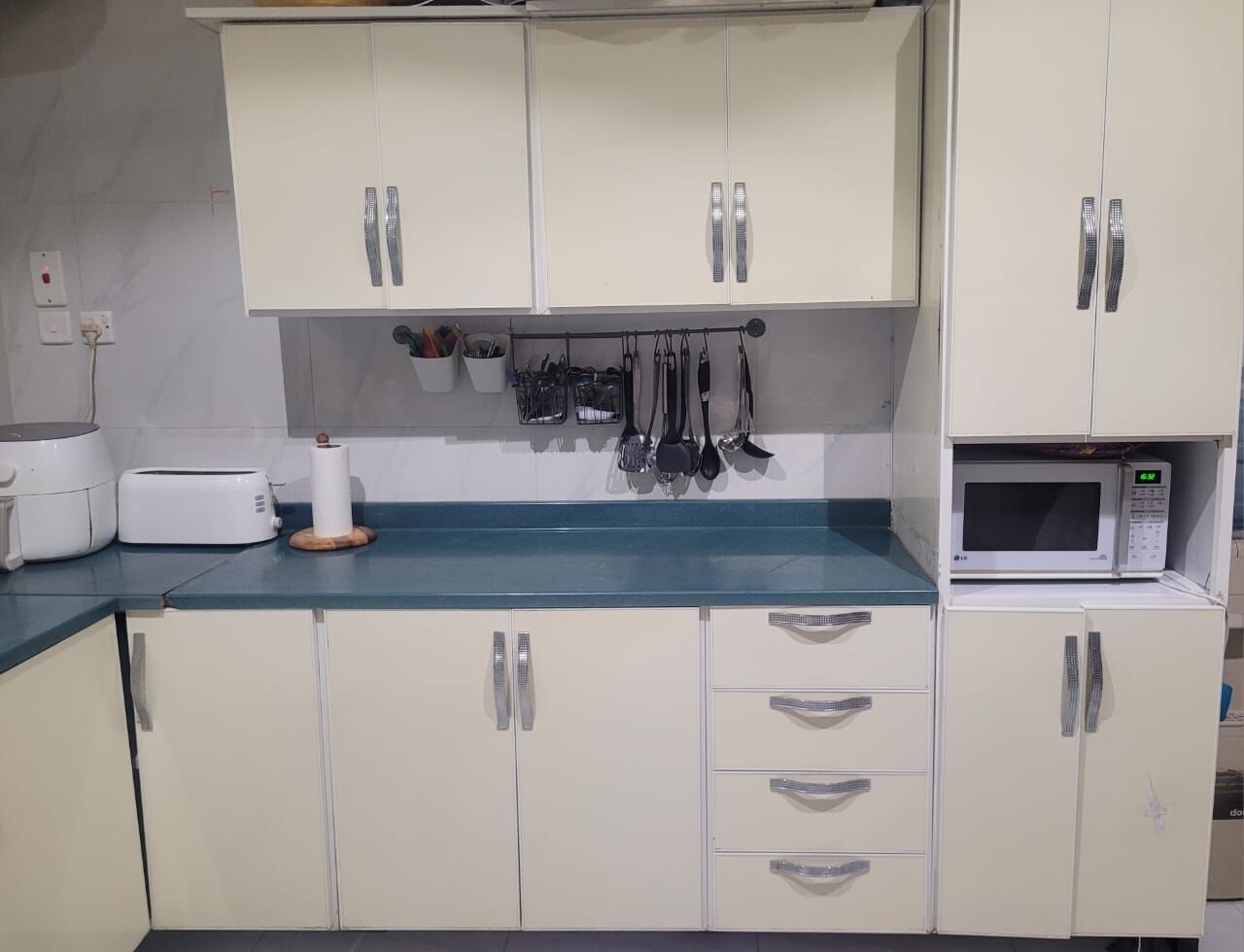 Riyadh, Household Items, SAR 1200,  Creme Kitchen With Green Marble Sink
