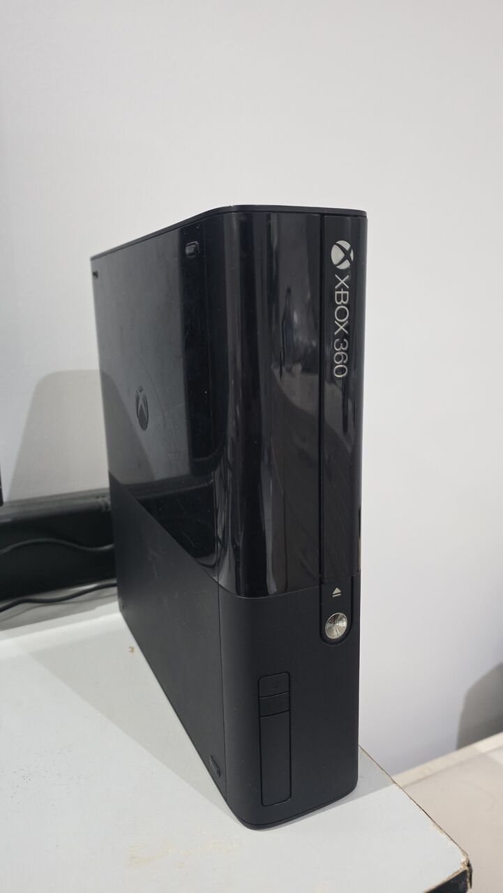 Riyadh, Video Games, SAR 450,  Xbox 360 Console 250GB 2 Controllers Multiple Games