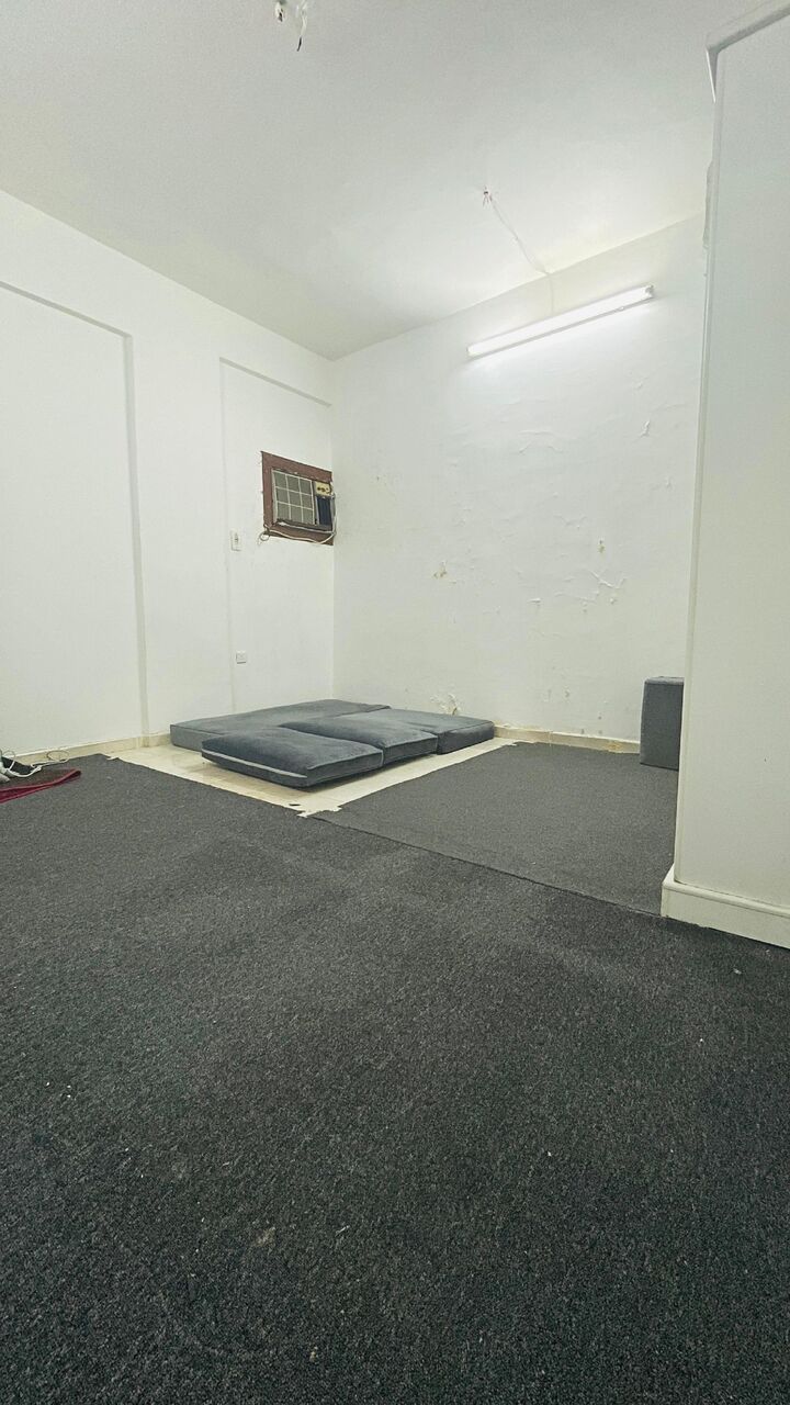 Al Wizarat, Rooms for Rent, SAR 900/month,  A Room Is Vacant For Single Executive Bachelor In 2 Bedrooms Flat Ground Floor