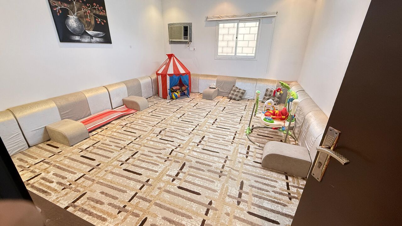 Riyadh, Furniture, SAR 300,  Dining Table For Urgent Sale