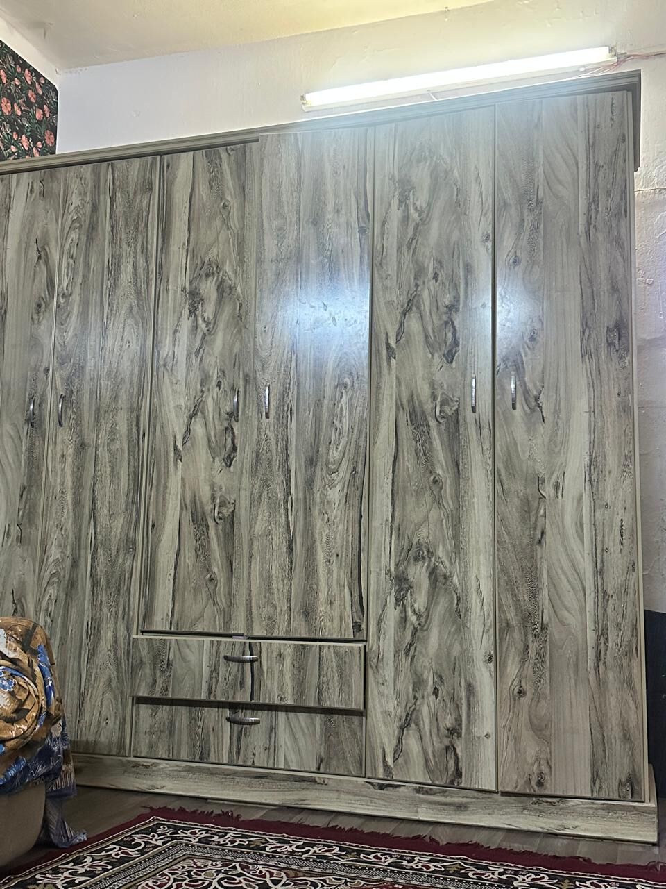 Al Wizarat, Furniture, SAR 800,  BIG 6 DOORS WARDROBE WITH 2 DRAWERS INBUILT FOR SALE