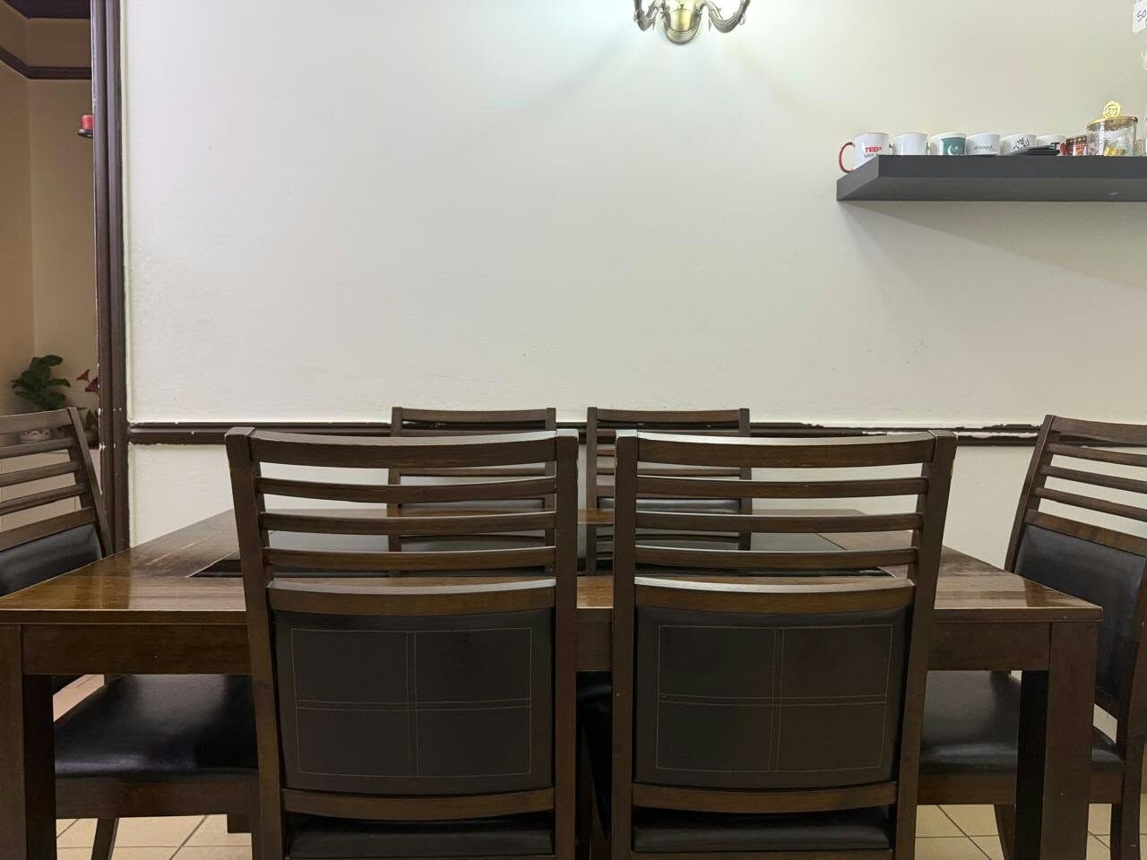 Riyadh, Furniture, SAR 900,  Selling 6 Person Heavy Wood Dining Table Set (homecenter)