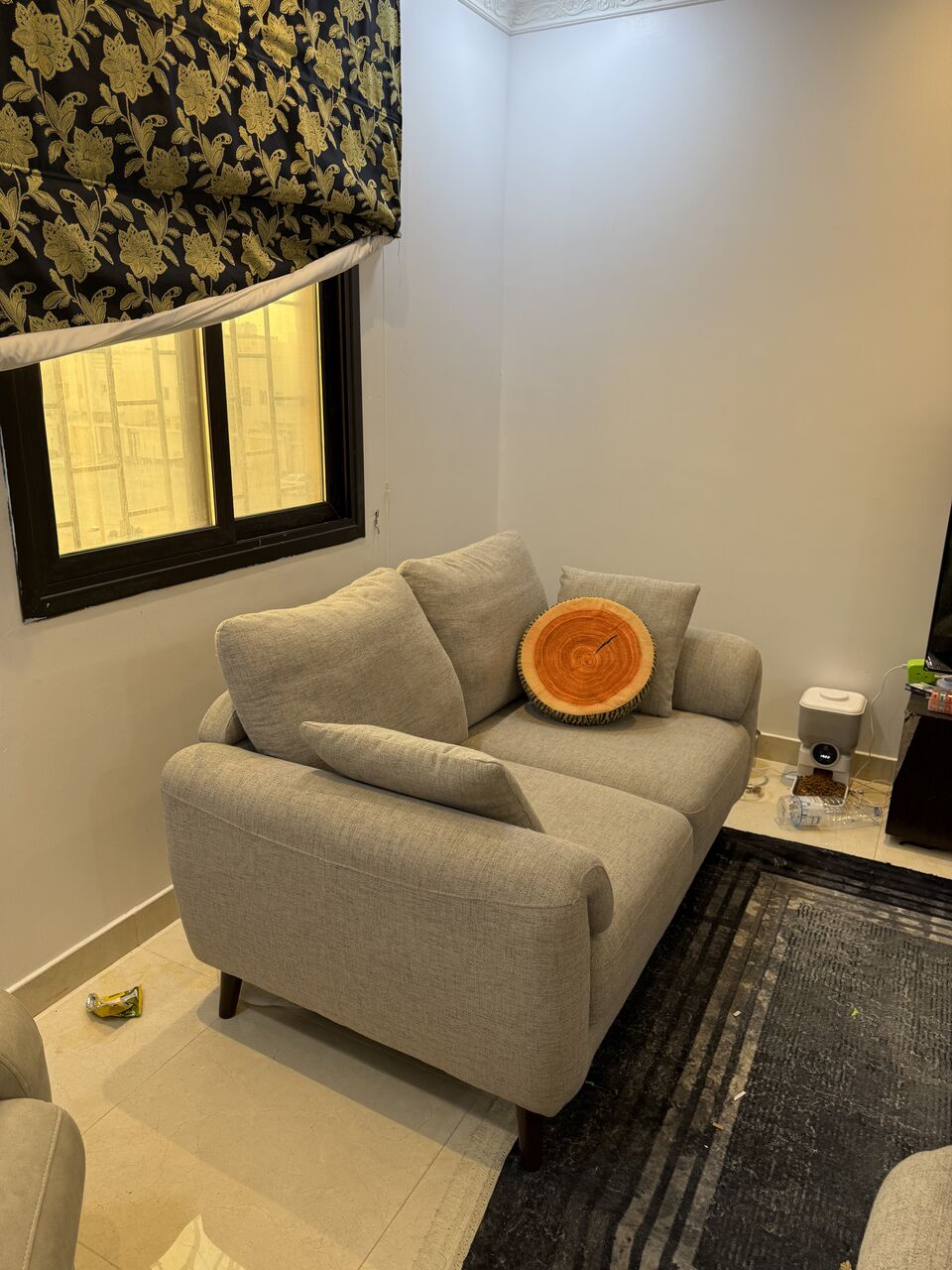 Dammam, Furniture, SAR 1200,  Six Seaters Living Room Set With A Coffee Table And A 2 X3 M Rug