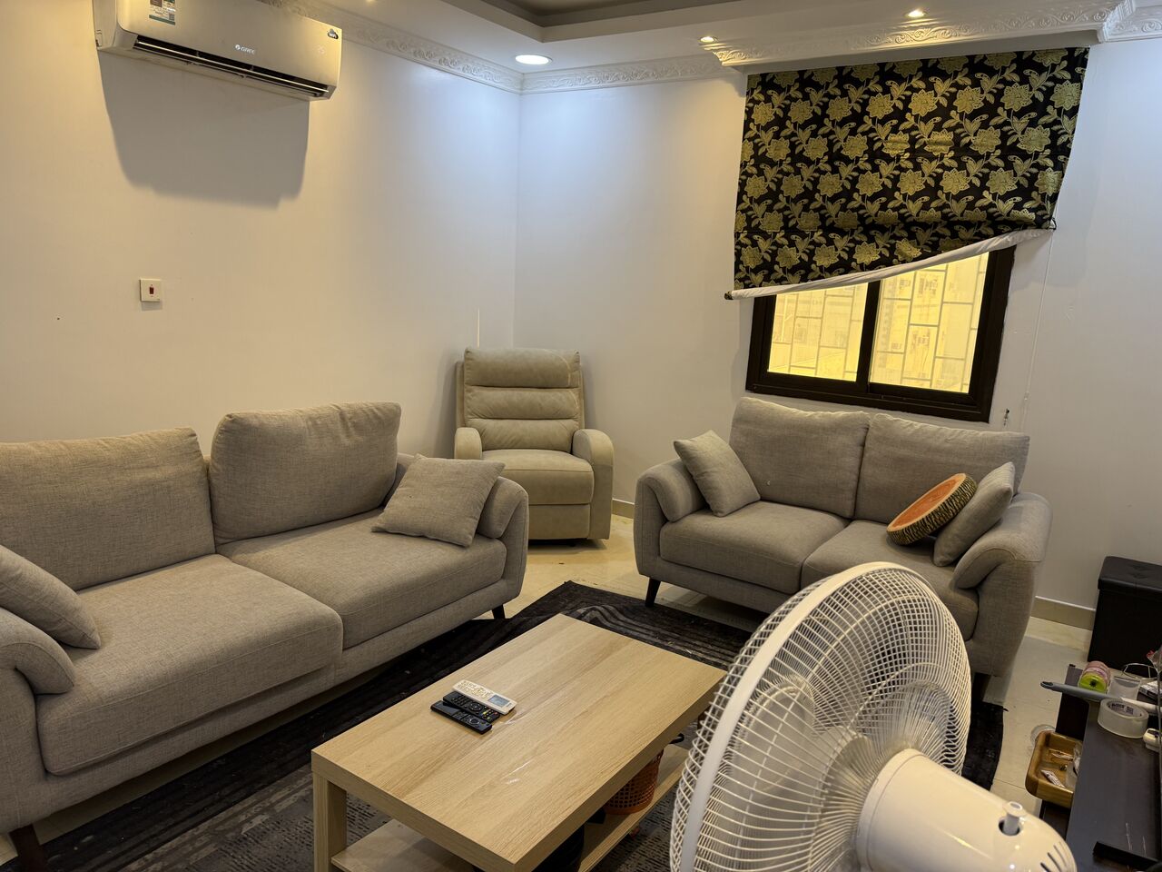 Dammam, Furniture, SAR 1200,  Six Seaters Living Room Set With A Coffee Table And A 2 X3 M Rug