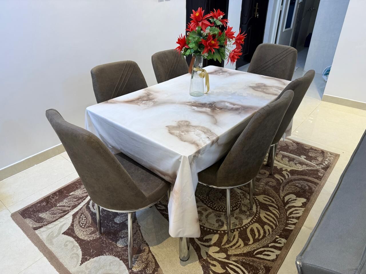Dammam, Furniture, SAR 800,  6 Seater Dining Table With A Vase, A Rug And Table Cloth.