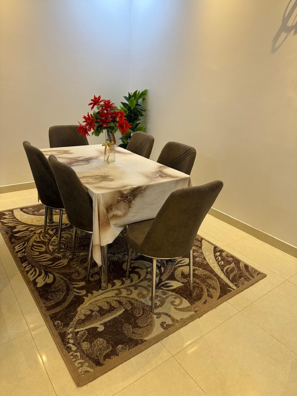 Dammam, Furniture, SAR 800,  6 Seater Dining Table With A Vase, A Rug And Table Cloth.